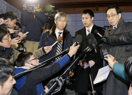 初公判を終え、弁護士とともに記者の質問に答える冨田（右から２人目）