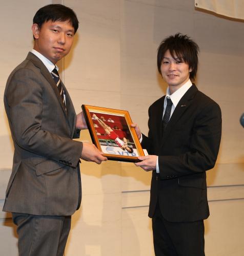 東京運動記者クラブ体操分科会表彰で最優秀選手賞を受賞した内村（右）