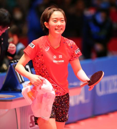 ＜全日本卓球選手権　女子シングルス決勝＞森薗を破って優勝した石川がコートで涙から一転笑顔
