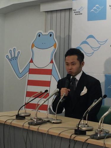 東京都水泳協会の理事を務める北島は公式マスコットキャラクターを紹介する