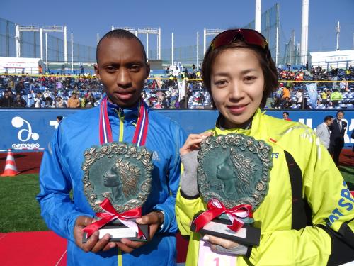第１３回新宿シティハーフマラソン　ハーフマラソン男子総合優勝のジョン・マイナ（左）と同女子総合優勝の鈴木莉紗（右）　