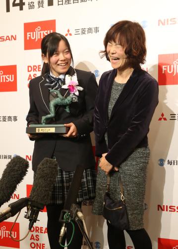 ＜２０１４毎日スポーツ人賞表彰式＞母・久美さん（右）と会見に臨んだ勝みなみ