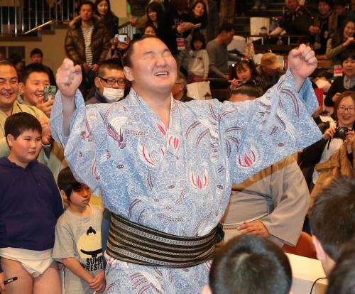 豊ノ島との手押し相撲に勝った白鵬（中央）は笑顔でガッツポーズ