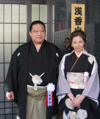 墨田区内で部屋開きを行った浅香山親方（左）と充子夫人