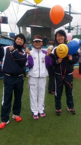願いを込めた風船を手にする（左から）日立の山田恵里外野手、宇津木妙子・日本協会副会長、日立の西山麗コーチ