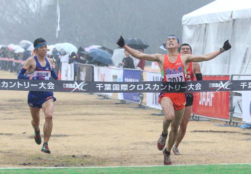ジュニア男子８キロの部で館沢享次（右）は下史典（左）と競り合い優勝する