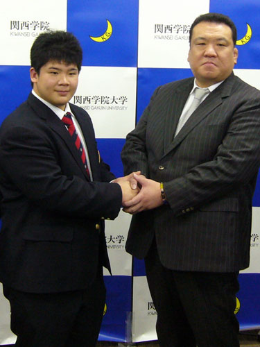 木瀬親方（左）と握手をする関学大の宇良