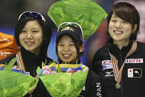 女子団体追い抜きで優勝し、笑顔の（左から）高木美、高木菜、菊池（ＡＰ）