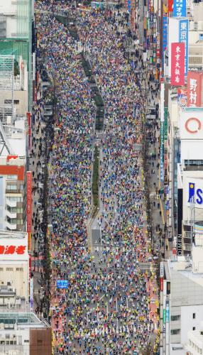 昨年２月の東京マラソンで、靖国通りを埋め尽くすランナー