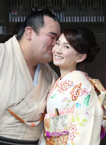 婚約者の石田祐未さんにキスをする琴奨菊