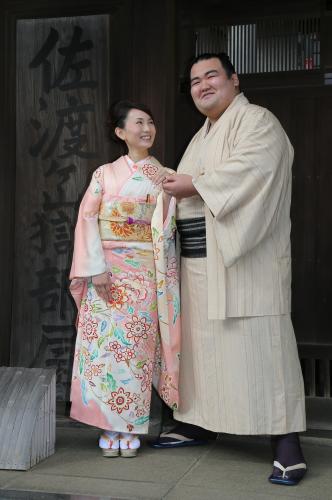 婚約者の石田祐未さんと婚約指輪を披露する琴奨菊