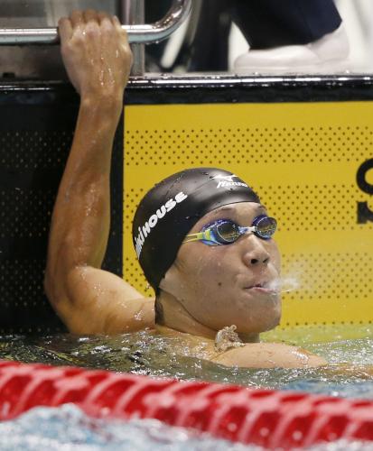 男子２００メートル平泳ぎを２分８秒89で制し、電光ボードを見る小関也朱篤