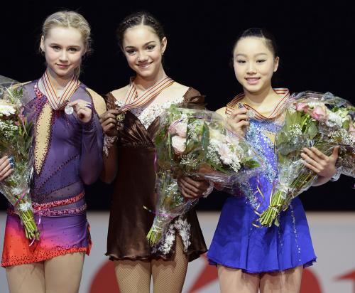 女子の表彰式でメダルを手にする３位の樋口新葉（右）。中央は優勝したエフゲニア・メドベデワ
