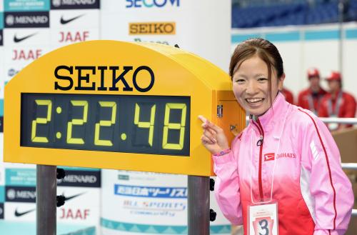 ２時間22分48秒でゴールし、タイムを示す掲示板の横で笑顔の前田彩里
