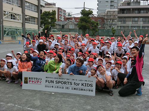 子どもたちとミニ東京マラソン終了後に記念撮影するオリンピアン