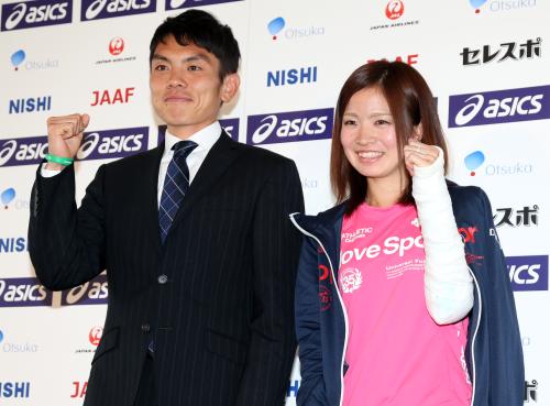 世界陸上マラソン日本代表に選ばれ、ガッツポーズする今井（左）と前田