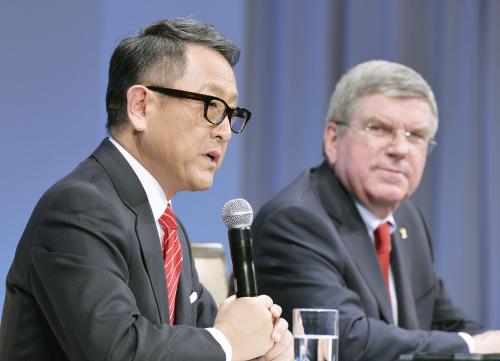 「ＴＯＰプログラム」の契約締結を発表し、記者の質問に答えるトヨタ自動車の豊田章男社長。右はＩＯＣのバッハ会長