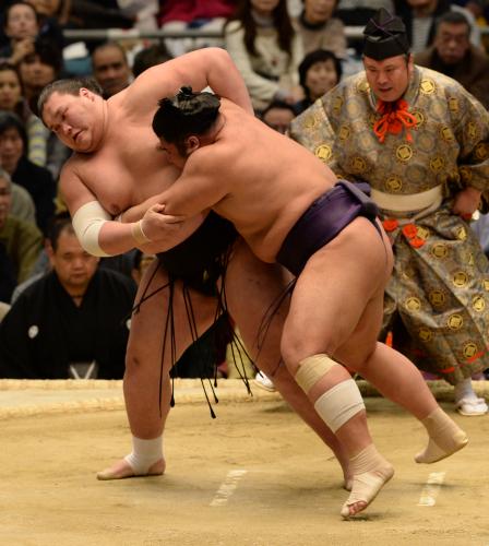 関脇・照ノ富士（左）は実力者の栃煌山に二本差しを許すも逆転で６連勝