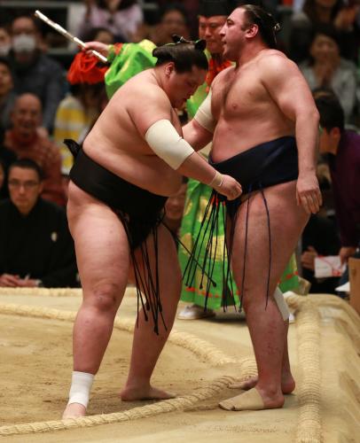 関脇・照ノ富士（左）は実力者の栃煌山に二本差しを許すも逆転で６連勝