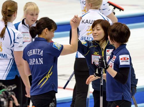 フィンランドに勝利し喜ぶ小笠原（右から２人目）ら日本選手