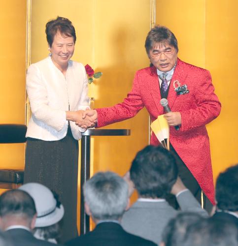 スペシャルゲスト・綾小路きみまろと握手する文化功労者の樋口久子（左）