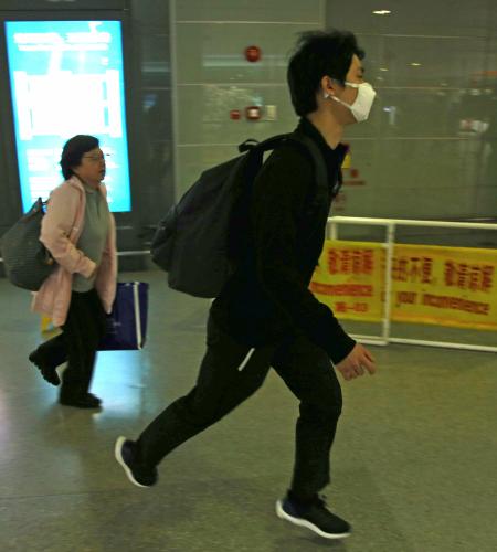 上海浦東空港に降り立った羽生結弦は報道陣の姿を見かけるとポンと軽くジャンプした後にダッシュする