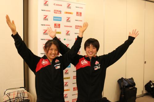 国内初のラグビー女子７人制日本代表の国際試合に向け、健闘を誓った清水麻有（右）と野田夢乃の女子高生コンビ