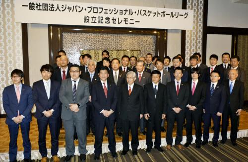「ジャパン・プロフェッショナル・バスケットボールリーグ」の設立が発表され、記念写真に納まる申請チームの関係者