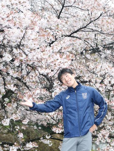 練習後、キャンパス内の桜の前でおちゃらける桐生