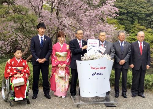 写真撮影するアシックスの尾山基社長（中央）と２０２０年東京五輪・パラリンピック組織委の森喜朗会長（その右）。左から３人は北浦、桐生、石川
