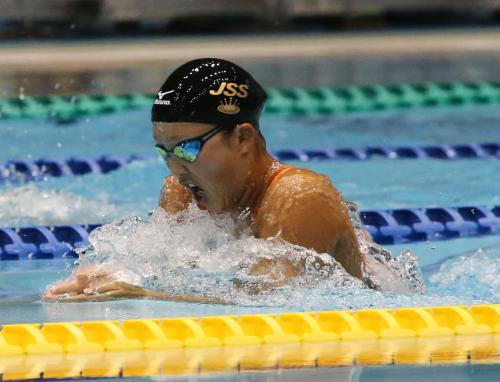 女子５０メートル平泳ぎ決勝で優勝した渡部香生子