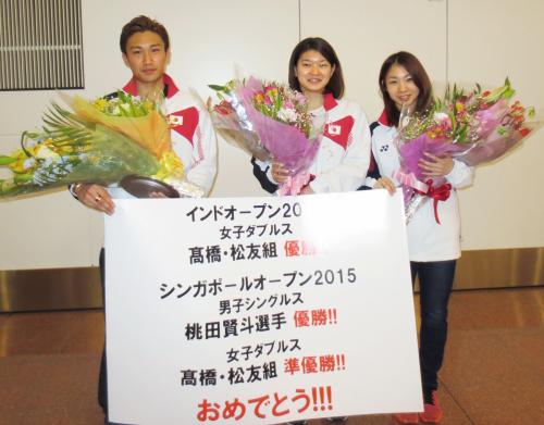 シンガポール・オープンの男子シングルスで初優勝し、帰国した桃田賢斗（左）