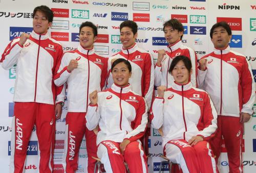 世界選手権の代表選手に選ばれガッツポーズをする（前列左から）渡部、金藤（後列左から）小関、瀬戸、萩野、入江、平井監督