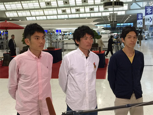 北京へ向けて出発する前に空港で取材に応じた（左から） 今井、前田、藤原