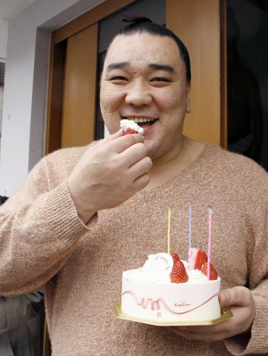 31歳の誕生日を迎え、笑顔でケーキをほおばる日馬富士