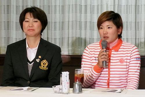 意気込みを語る成田美寿々。左は日本女子プロゴルフ協会の小林浩美会長