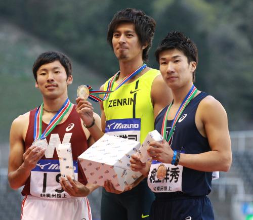 表彰台で（左から）２位・橋元、１位・藤光とメダルを見せる桐生