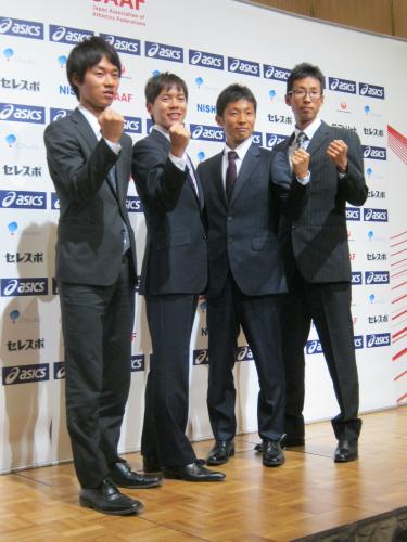 男子競歩20キロの世界記録をマークした鈴木雄介（左から２人目）は世界選手権での金メダルを目指す。左から20キロの高橋英輝、鈴木、50キロの谷井孝行、荒井広宙
