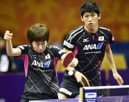 卓球世界選手権混合ダブルス２回戦に出場した吉村（右）、石川組