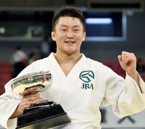 全日本選手権で初優勝し、天皇杯を手に笑顔の原沢久喜