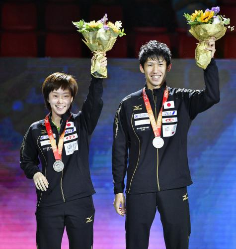 混合ダブルスで準優勝し、表彰式で笑顔の吉村、石川組