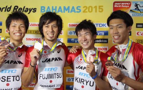 銅メダルを獲得、ポーズを決める（左から）大瀬戸、藤光、桐生、谷口