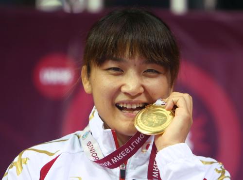 女子58キロ級で優勝し、メダルを手に笑顔の伊調馨