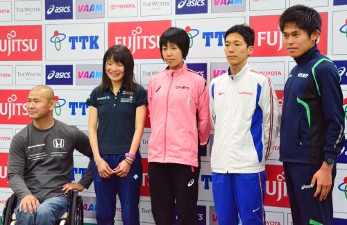 仙台国際ハーフマラソンに出場する（左から）山本、前田、重友、藤原、川内