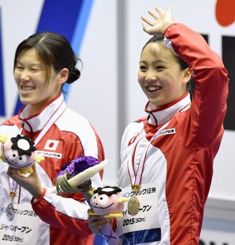 女子２００メートル平泳ぎで優勝し、表彰式で笑顔の渡部（右）と２位の金藤