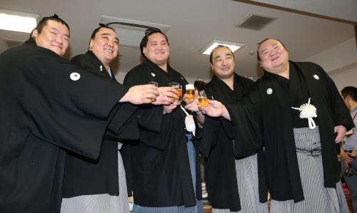 乾杯する（左から）誉富士、日馬富士、照ノ富士、安美錦、宝富士