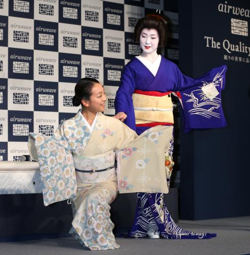 京都祗園の舞妓さんと舞いを披露する浅田（左）