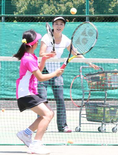 テニスクリニックを開催し子どもたちを指導する沢松さん