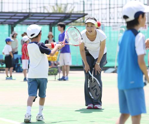 テニスクリニックを開催し子どもたちを指導する沢松さん