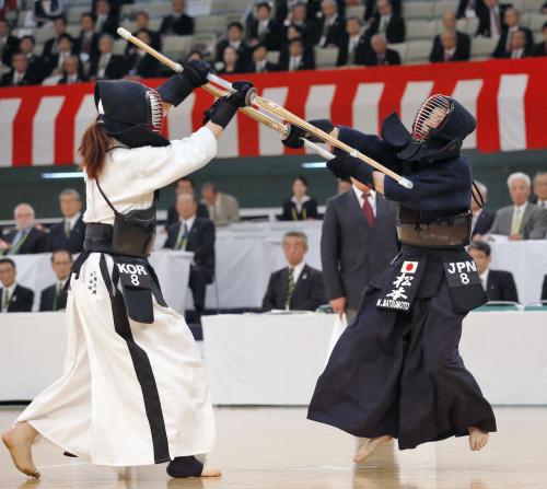 女子個人決勝で韓国選手（左）を攻める松本弥月